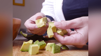 Te presentamos un sencillo video para cortar una palta para ensalada en cincos segundos-