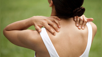 Este es el milenario truco que elimina el dolor de cuello y hombros 