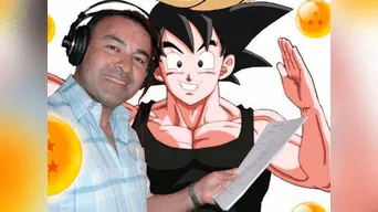 Mario Castañeda junto a Goku.