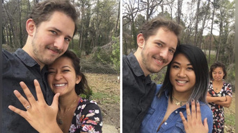 Se tomó una selfie con una desconocida, su pareja estaba atrás, la razón es viral