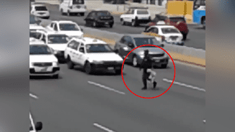 Este noble policía, demuestra su buen corazón al rescatar a un cachorro atrapado en medio de carretera.