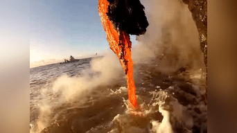 Lava volcánica en el mar.