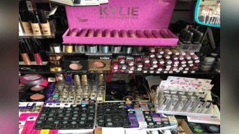 Las autoridades decomisaron productos falsos con etiquetas de marcas reconocidas como Urban Decay, NARS, MAC, Kylie Cosmetics por Kylie Jenner, entre otras