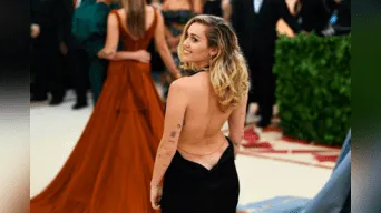 Miley Cyrus lució un escotado vestido, que dejaba al desnudo toda su espalda durante la MET gala 2018