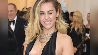 Paparazzis captaron a famosa tocando el 'derriere' de Miley Cyrus. 
