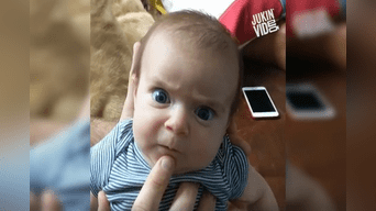 Gesto de bebé se convirtió en viral. 