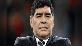 Maradona sorprendió con nuevo look. 