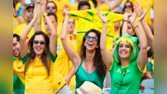 Hinchas brasileñas animaron el debut de Brasil en Rusia 2018 con atrevidos topless