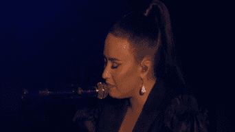 Demi Lovato se emocionó al cantar su nuevo tema que habla sobre su recaída en el acohol