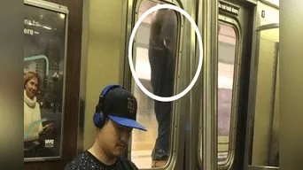 No alcanzó entrar al tren y se colgó en la puerta hasta su paradero. 