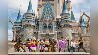 Disney World abrió convocatoria para vivir y trabajar en sus parques durante un año