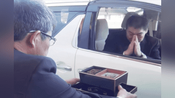 Japón implementó un moderno negocio para personas con escaso tiempo que quieran asistir a un funeral