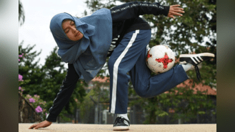 Joven de Malasia ha ganado gran popularidad al demostrar su impresionante destreza en el fútbol freestyle