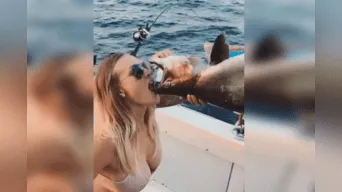 Joven se hace viral al tomar cerveza de la boca de un pescado muerto