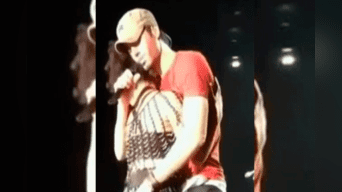 Enrique Iglesias desató polémica por tocar el trasero de una de sus coristas durante su concierto