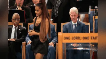 Internautas critican a Bill Clinton de "mañoso" por sus miradas a Ariana Grande en funeral de Aretha Franklin
