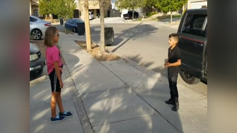 Niño sorprende a su amiga tras haber sufrido de Bullying en el colegio. 