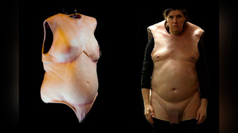 cualquier visitante puede probarse estas prendas de 'piel humana'.