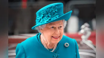 Princesa Ana contó que la reina Isabel, de Inglaterra, tiene una mano "falsa" que puede usar para saludar al público.