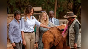 Melania Trump se llevó el susto de su vida cuando intentó acariciar a un elefante durante su visita a Kenia.