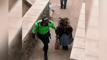 Un policía ayudó a una señora durante las elecciones.
