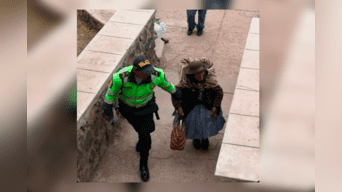Policía se ganó la dmiración de todos tras solidario gesto con anciana durante las elecciones 2018