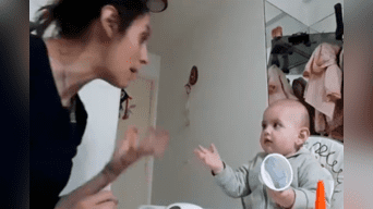 Peculiar "discusión" entre madre y su bebé desató miles de risas en las redes