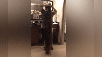 Chica con el “cabello más largo del mundo” enseña a peinarse.
