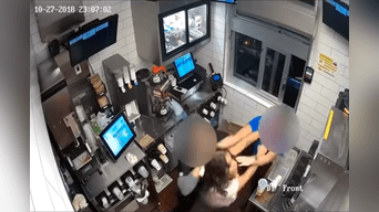 Mujer ataca brutalmente a empleado de McDonald’s porque le negó un kétchup. 