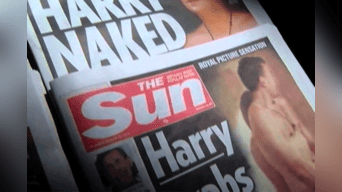 Escandalosas imágenes del príncipe Harry desnudo resurgieron.