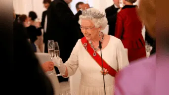La reina Isabel mantiene una antigua e insólita tradición con sus invitados durante la cena de Nochebuena