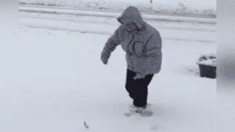Mira lo que hace la mujer con la nieve