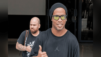 Ronaldinho desata polémica por usar a su "doble" en su último evento con el fin de evadir a la prensa