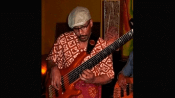Médicos extrajeron tumor a músico de jazz Musa Manzini mientras este tocaba su guitarra