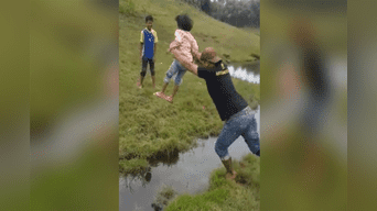 Lanza a su hija para no mojarse, pero gravedad hace lo suyo y lo deja en ridículo. 