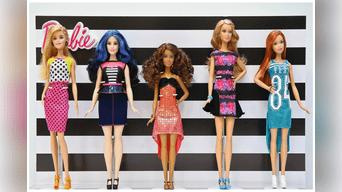 Barbie cumple 60 años y sin arrugas, la tildaron de anoréxica pero es la preferida de niñas.