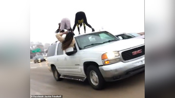 Mujeres realizan peligroso baile sobre una SUV en movimiento