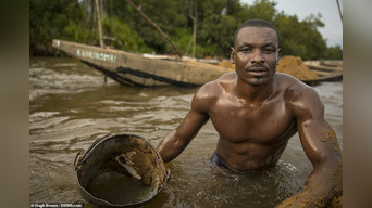 Mineros de Camerún encienden redes sociales con sus músculos
