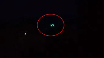 Vídeo viral: Una mujer filma el preciso momento en que presuntos OVNIS vuelan en su vecindario