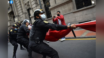 Indignación en redes por video donde PNP arranca bandera peruana a manifestantes