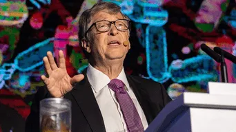 Bill Gates se vacuna contra el Covid-19.