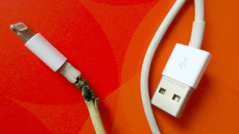 Los cables Lightning de Apple a menudo son víctimas de daños como deshilachamiento debido a que son bastante delgados./Fuente: Getty Images.