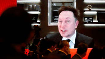 Elon Musk quiere mantener su buena relación con China y ha solicitado la confianza de sus autoridades respecto a la prohibición de los autos Tesla en instalaciones militares del país./Fuente: Reuters.