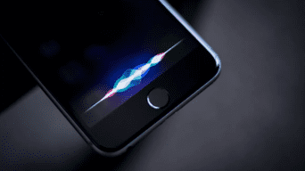Siri ahora entregará más opciones de configuración de voz con la actualización 14.5 de iOS./Fuente: Getty Images.