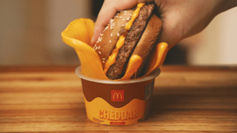 McDonalds venderá una taza con queso cheddar derretido para acompañar sus hamburguesas en Brasil./Fuente: McDonald's.