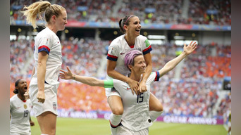 Estado Unidos se compromete a pagar los mismos sueldos a futbolistas mujeres y hombres / Foto: AFP