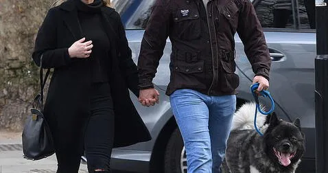 Pagina Nerddica on X: O Jornal Daily Mail acabou de postar fotos do ator Henry  Cavill passeando por Londres com sua nova namorada, ainda não se sabe quem  é a moça.  /