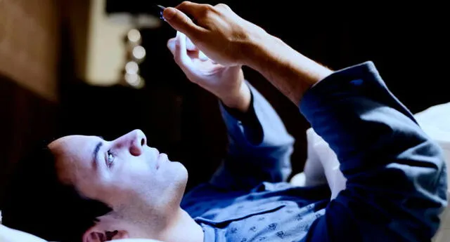 ¿Es peligroso dormir con el celular? La ciencia da terrible advertencia