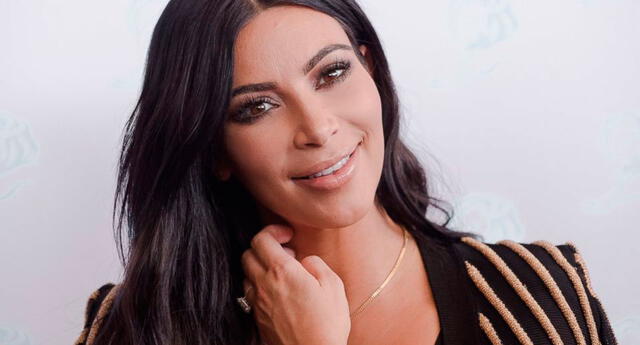 Kim Kardashian sale a la calle con blusa transparente y sin brassier 