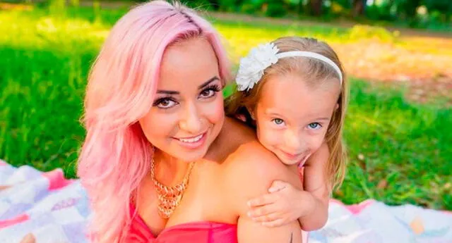 Madre es criticada por ‘experimentar’ con el cabello de su hija, fotos desatan polémica